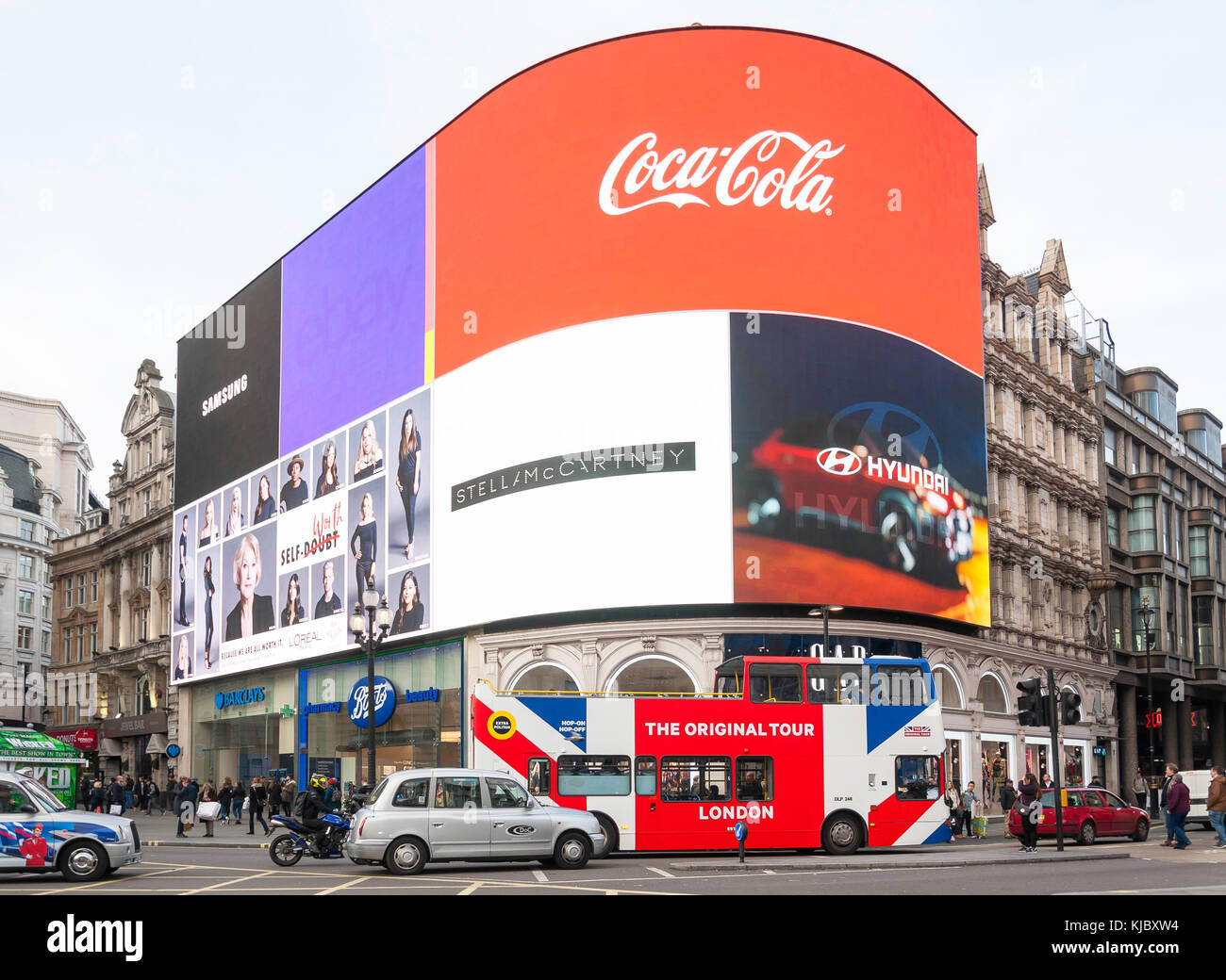 Insegne al neon di Piccadilly Circus, Piccadilly, West End, la City of Westminster, Greater London, England, Regno Unito Foto Stock