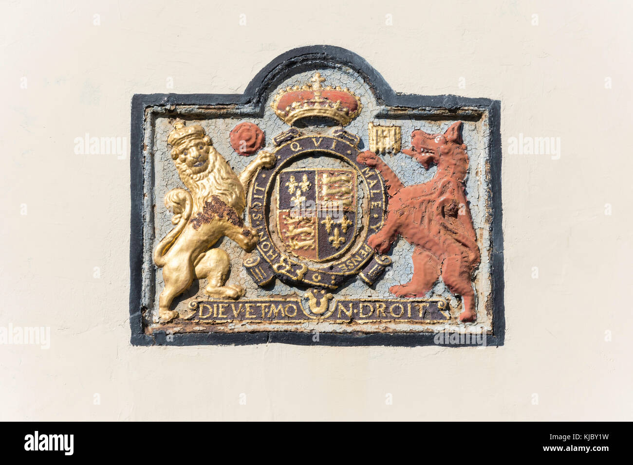 Placca storico stemma reale di Elisabetta I (1558 â€" 1603) sulla parte esterna del Kings Arms, Strand Street, Sandwich, Kent, England, Regno Unito Foto Stock