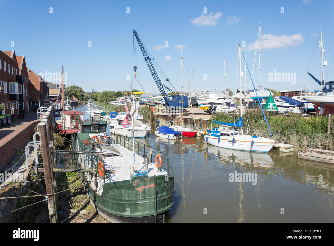 Banchina cittadina sul fiume Stour, Sandwich, Kent, England, Regno Unito Foto Stock
