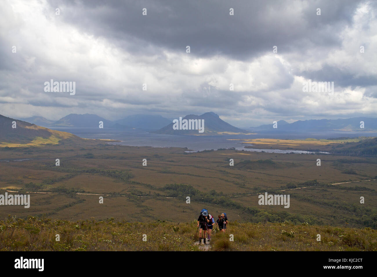 Gli escursionisti sul sentiero per mt anne, con il lago di pedder dietro Foto Stock