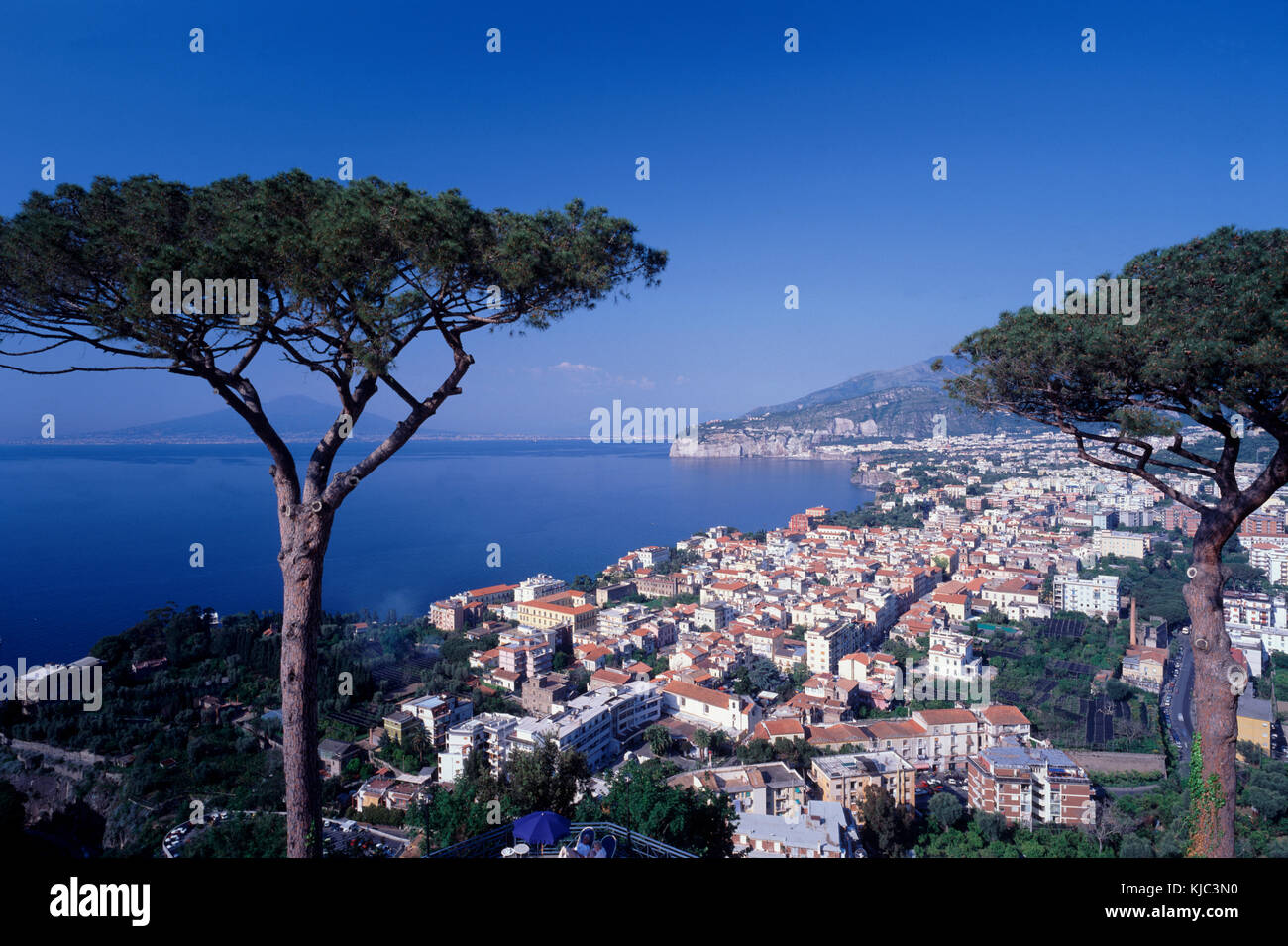 Vista in elevazione di Sorrento e sulla baia di Napoli, campania, Italy. Foto Stock
