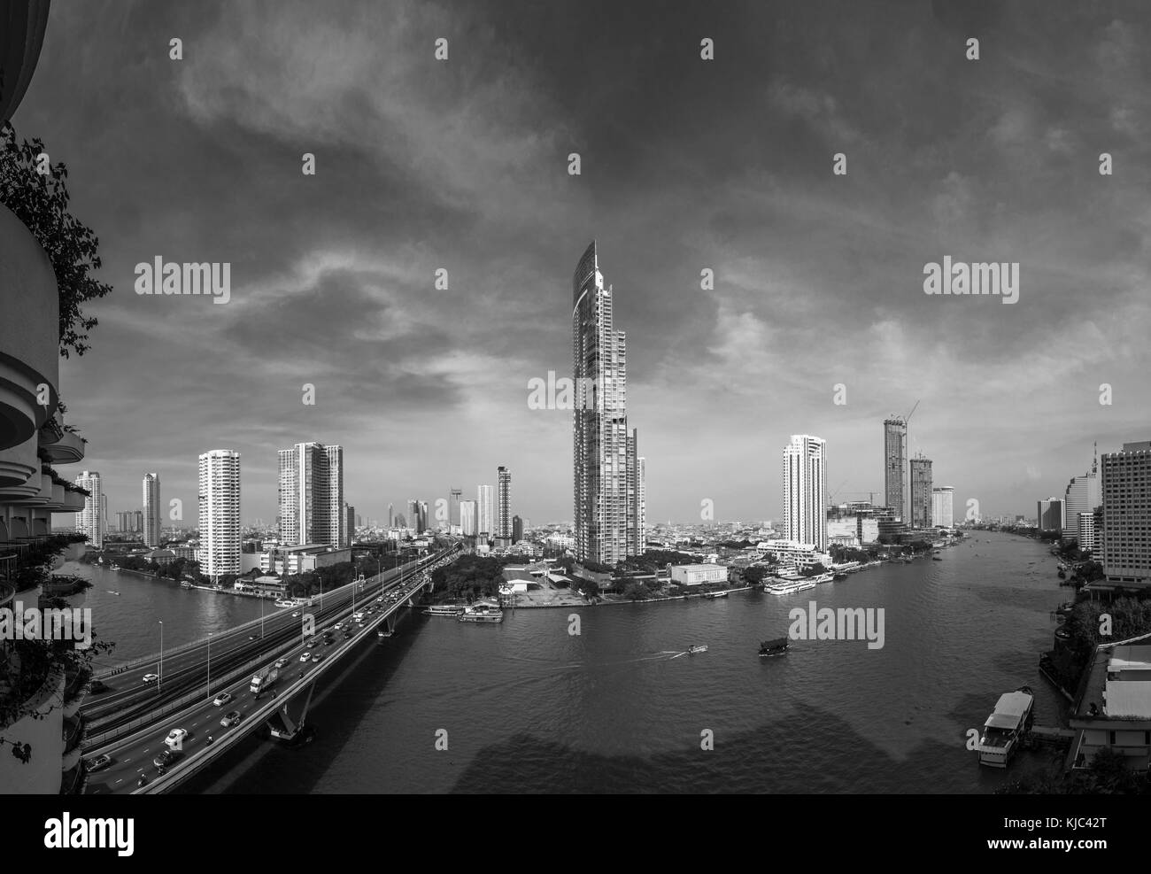 Krung Thon Buri Road, re Taksin ponte sopra il fiume Chao Phraya, iconico grattacieli dalla Cisgiordania Khlong San district, Bangkok, Thailandia Foto Stock