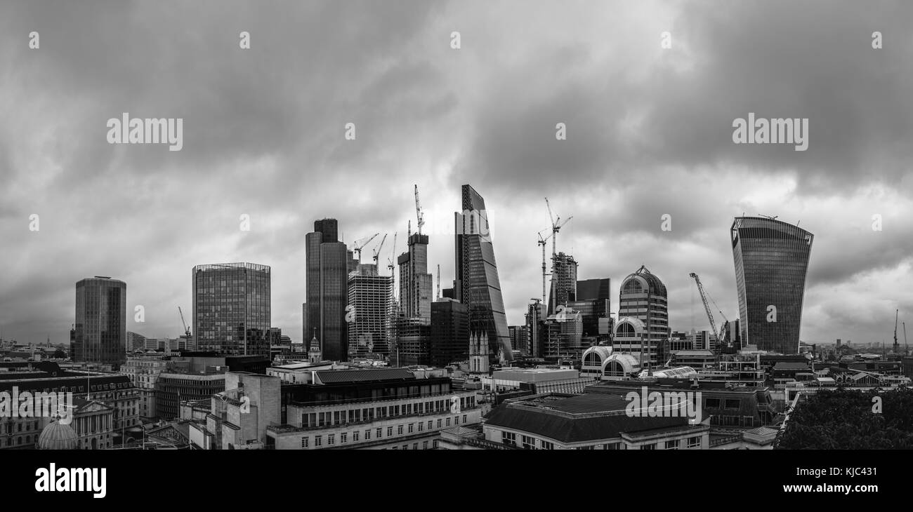 City of London, Londra, UK, 26 ottobre 2017. Nuvole scure raccogliere più iconici e moderni edifici sullo skyline del settore finanziario e assicurativo district Foto Stock