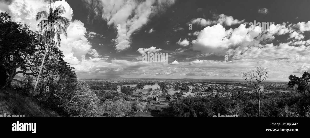 Paesaggio panoramico vista delle rovine del culto padiglioni e barays di pre-Angkorian Khmer tempio indù, Wat Phou, provincia di Champasak, sud Laos Foto Stock