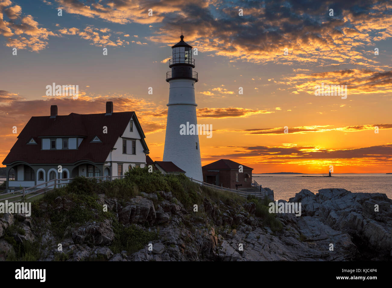 Magica sunrise all'iconico Portland Head Light. Portland, Maine Foto Stock