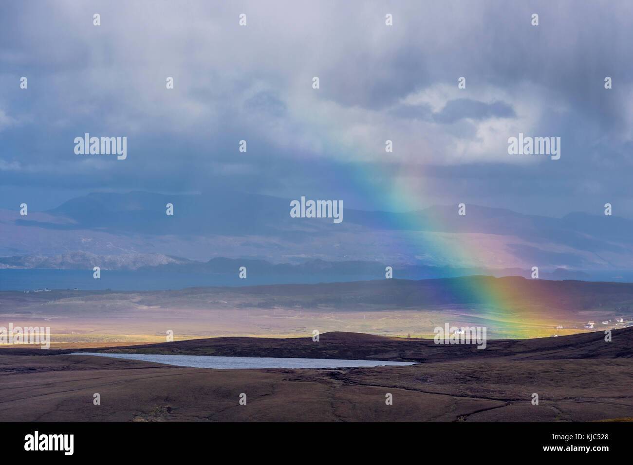 Arcobaleno sul paesaggio delle Highlands sull'isola di Skye in Scozia, Regno Unito Foto Stock