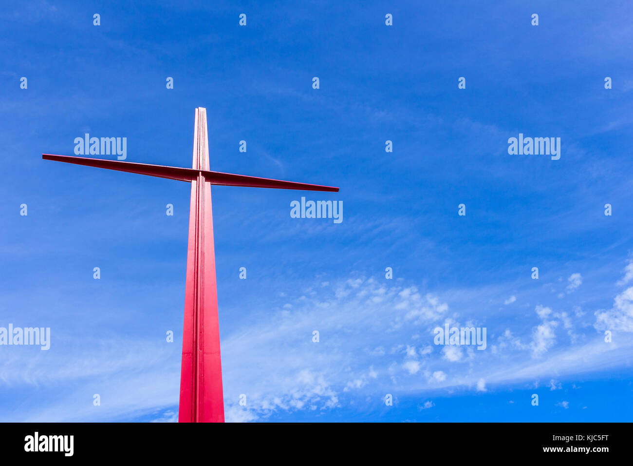 Rosso grande croce cristiana su sky background. passione simbologia. Pasqua. Foto Stock