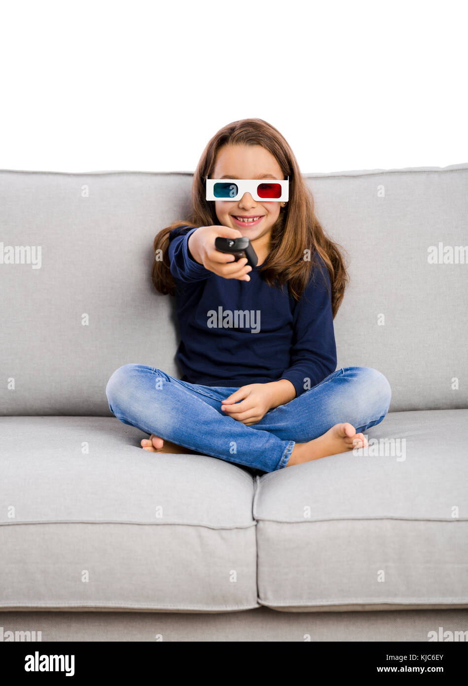 Bambina tenendo un TV con telecomando e di indossare gli occhiali 3D Foto Stock