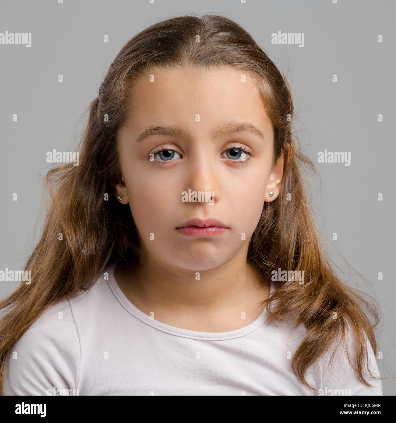 Ritratto di una bambina facendo un espressione triste Foto Stock