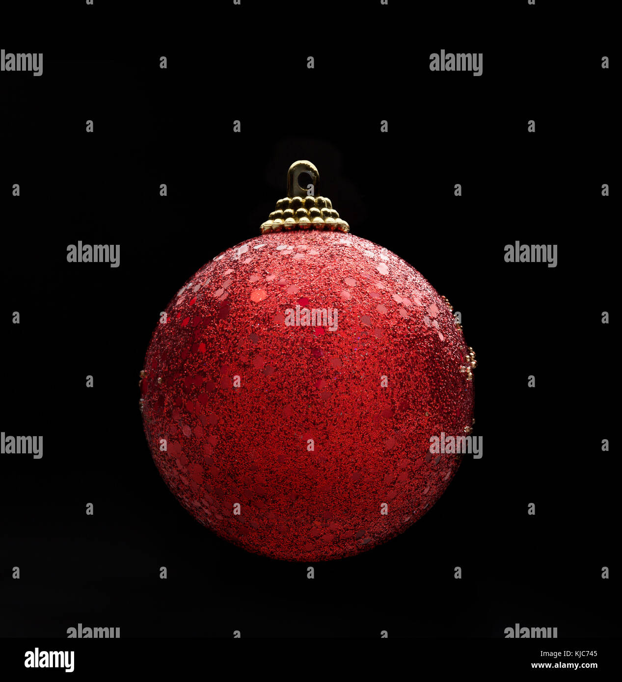 Colore rosso scintillante palla di Natale isolato su sfondo nero Foto Stock