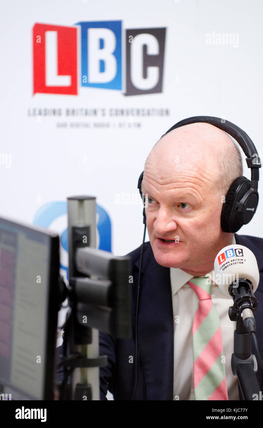 David Willetts / Barone Willetts (Cost: ex ministro del governo) dando una intervista radio per LBC su College Green, Westminster...... Foto Stock