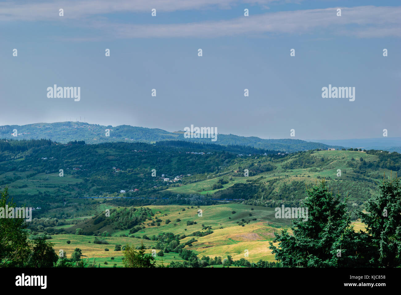 Vista panoramica sulle verdi colline coperte di erba e vegetazione Foto Stock