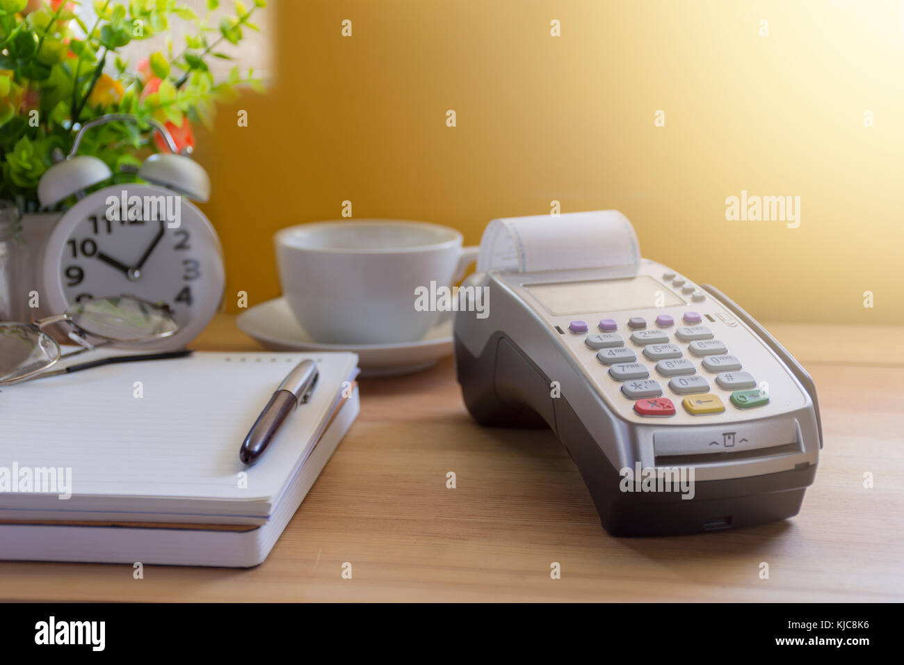 Terminale carte di credito o edc su cassa tavolo in legno nel negozio con la Calcolatrice, Orologio,carte di credito e il computer portatile in legno / Tecnologia e mercato conc Foto Stock