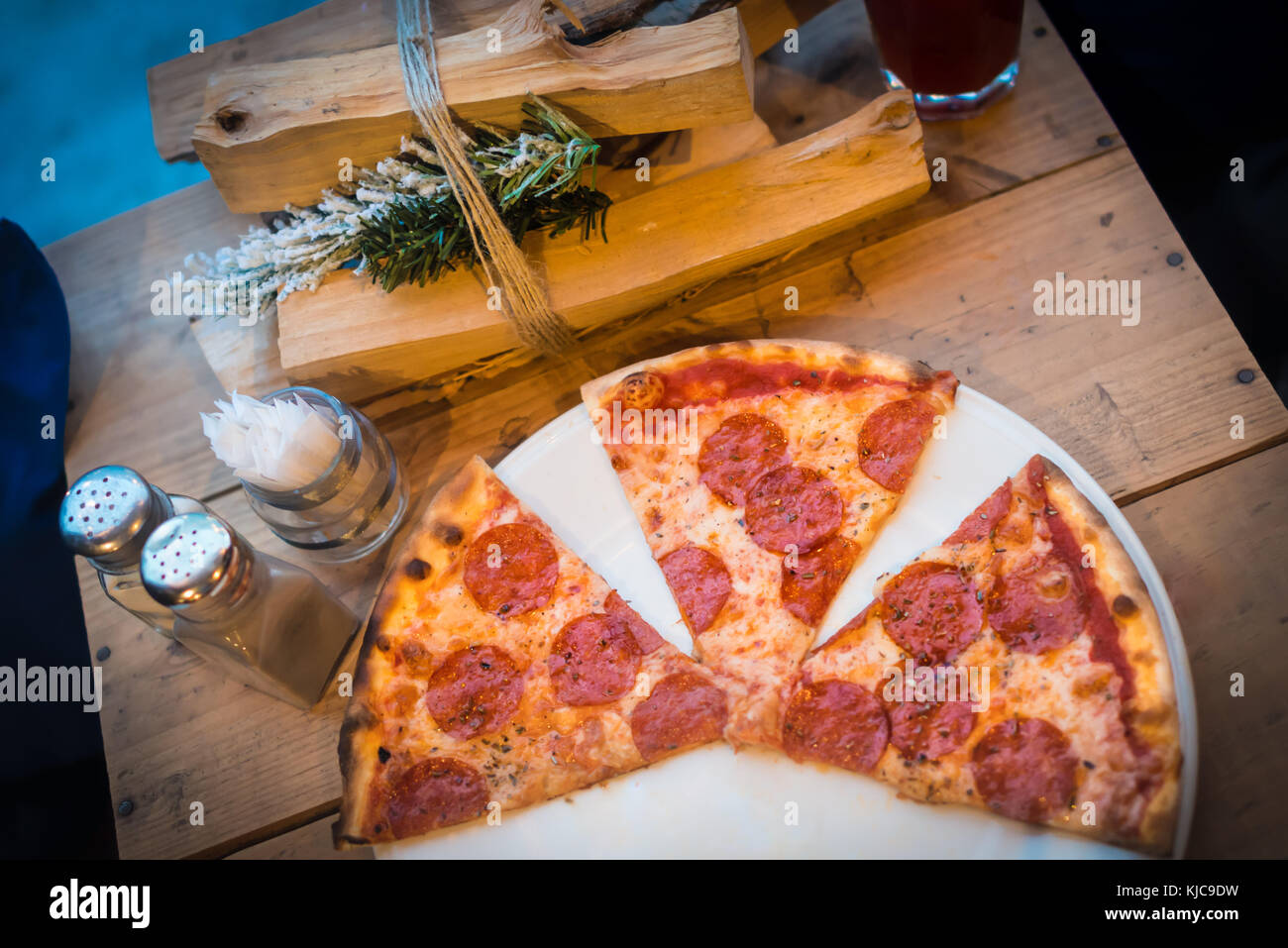 Il pranzo di Natale la pizza con la limonata sul tavolo con fascio di legna da ardere Foto Stock