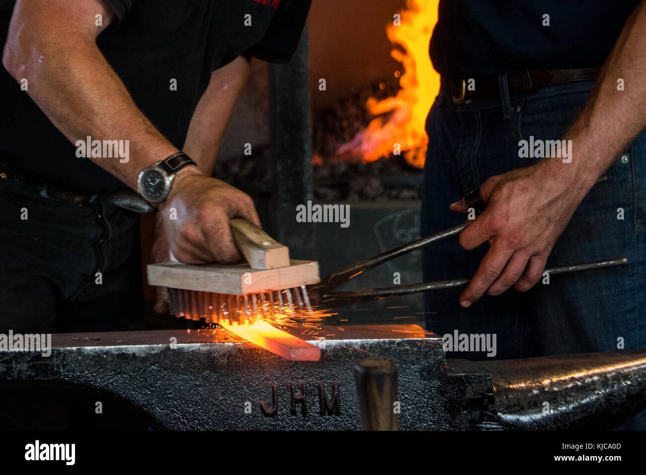 Fabbro di forgiare un ferro di cavallo fattoria in una concorrenza temporizzata presso il Royal Highland Show, Ingliston, Edimburgo nel 2017 Foto Stock