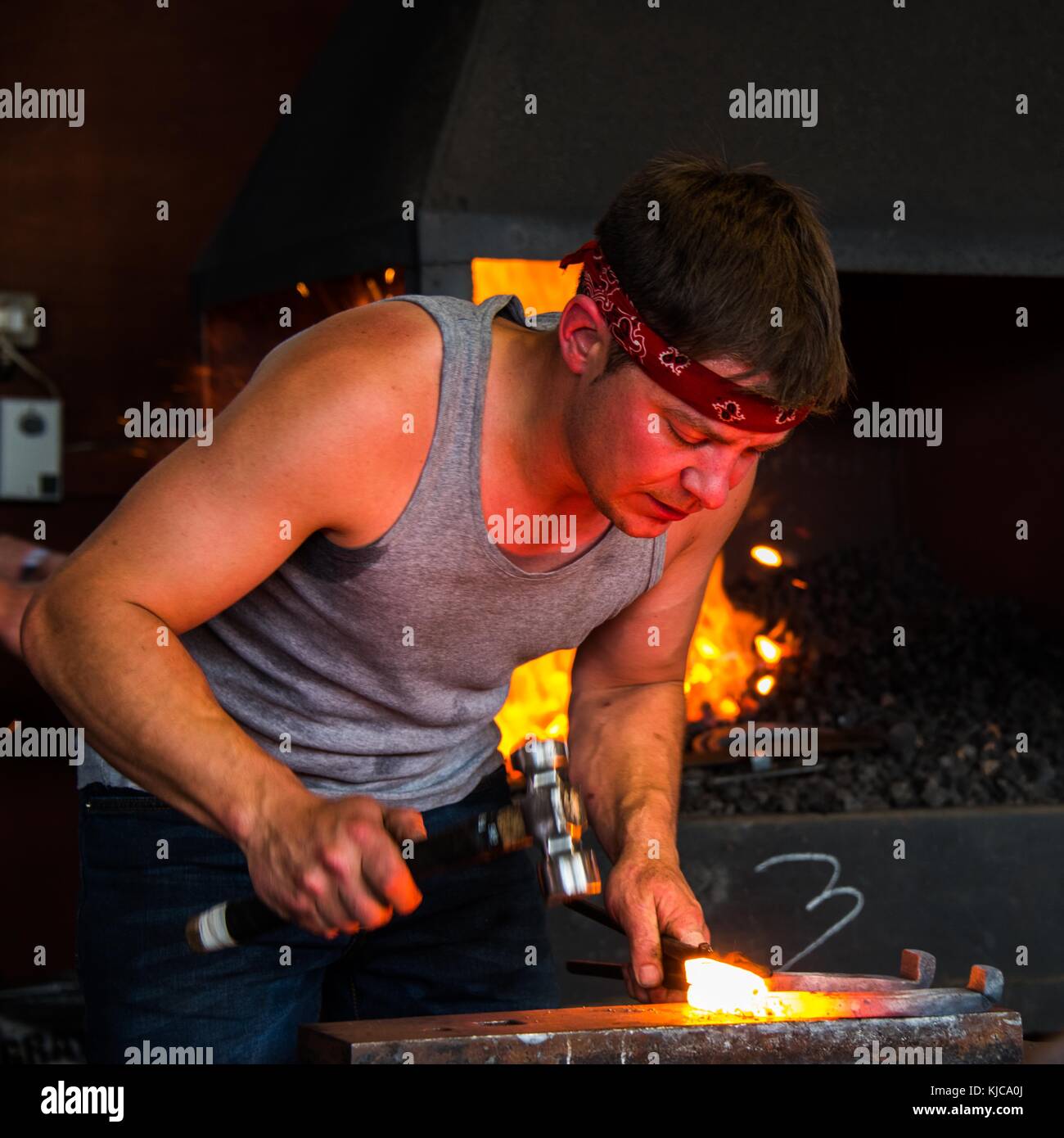 Fabbro di forgiare un ferro di cavallo fattoria in una concorrenza temporizzata presso il Royal Highland Show, Ingliston, Edimburgo nel 2017 Foto Stock
