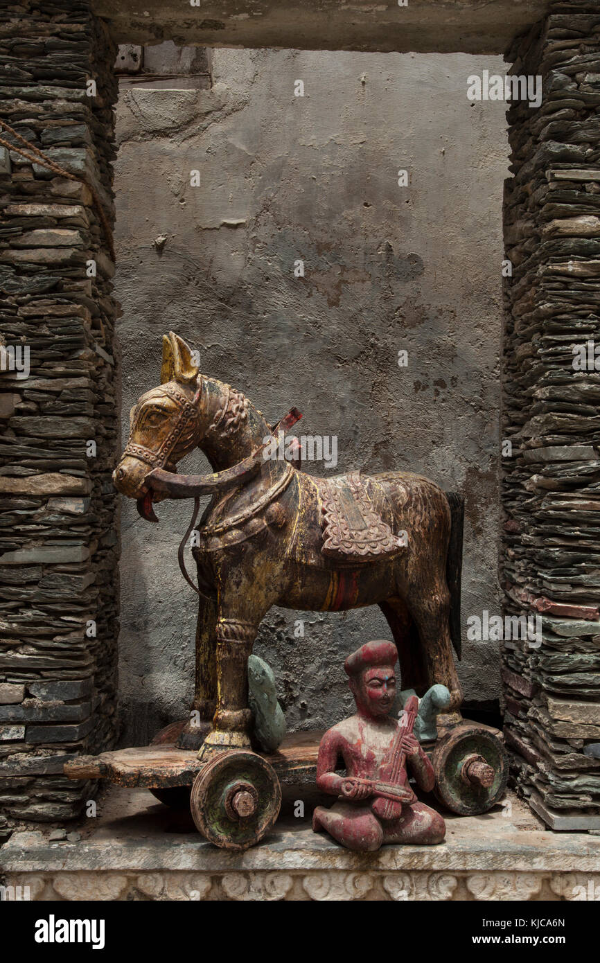 Antico cavallo di legno e figura musicale sul display in un negozio di antiquariato in Udaipur, Rajasthan , India Foto Stock