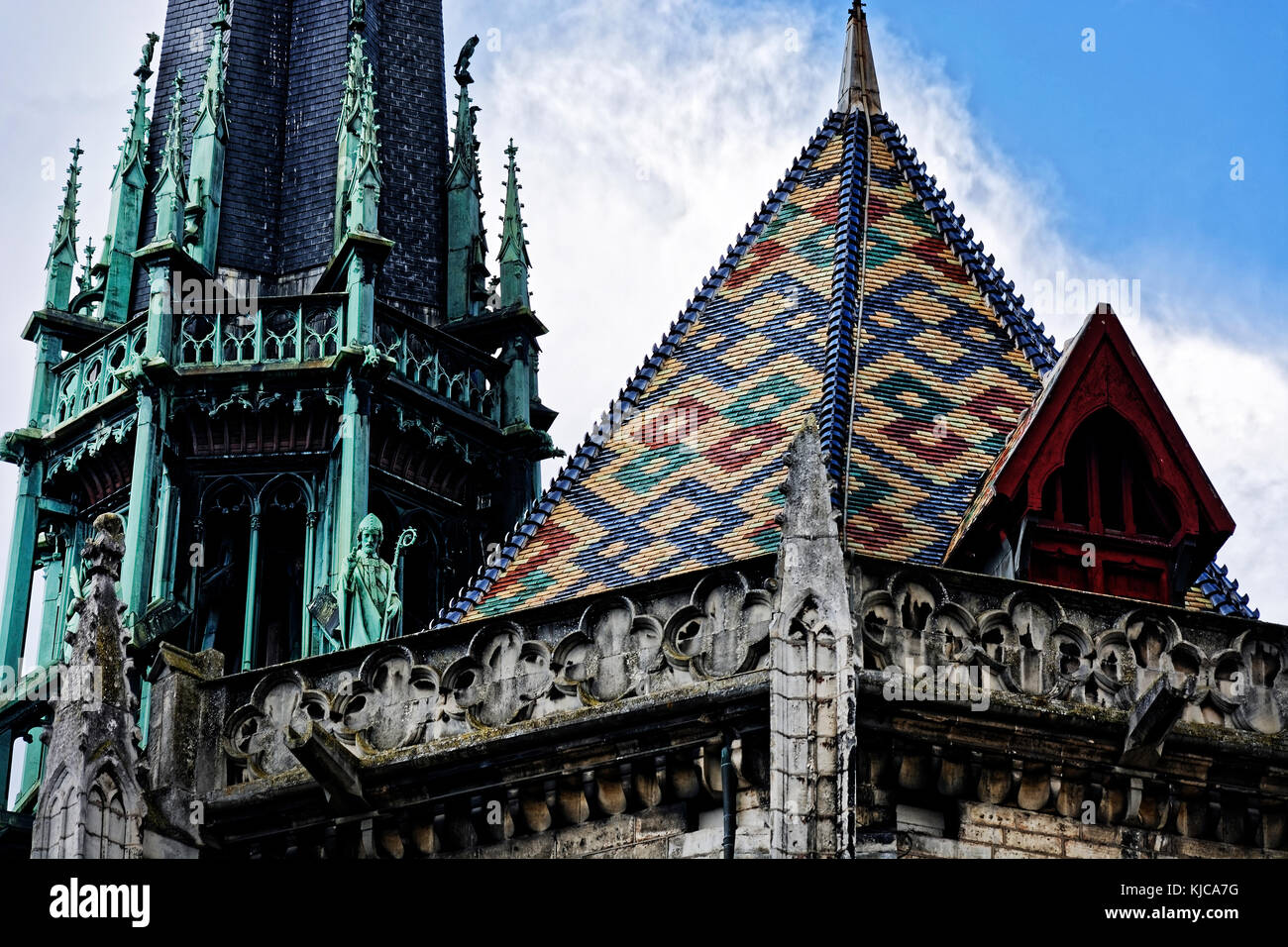 Il tetto della Cattedrale di Digione, la Francia ha il caratteristico allasua bourguignons (Borgognone tetti policromi) fatto di piastrelle smaltate nei geometriche colorate Foto Stock Il tetto della Cattedrale di Digione, la Francia ha il caratteristico allasua bourguignons (Borgognone tetti policromi) fatto di piastrelle smaltate nei geometriche colorate Foto Stock