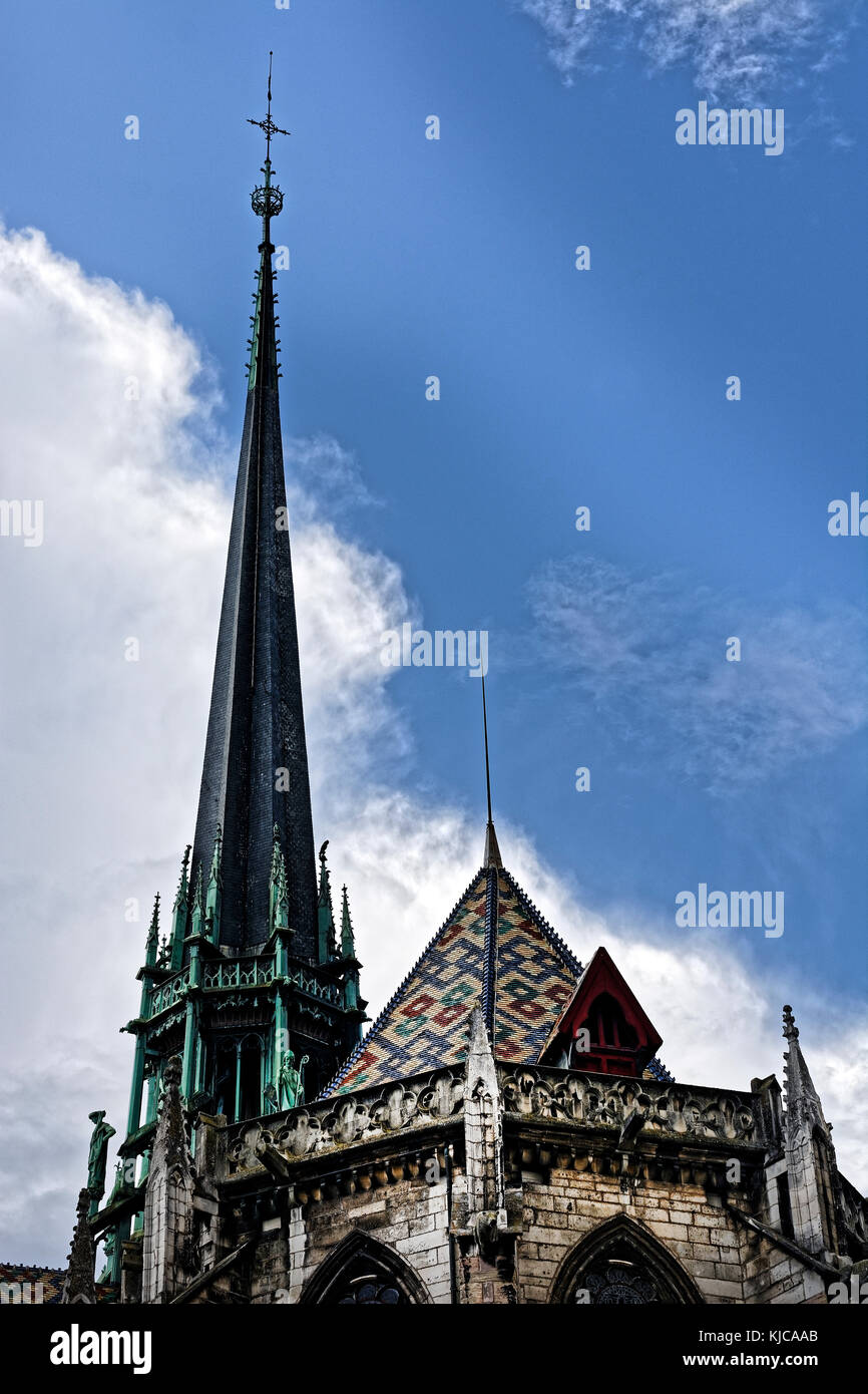Il tetto della Cattedrale di Digione, la Francia ha il caratteristico allasua bourguignons (Borgognone tetti policromi) fatto di piastrelle smaltate nei geometriche colorate Foto Stock Il tetto della Cattedrale di Digione, la Francia ha il caratteristico allasua bourguignons (Borgognone tetti policromi) fatto di piastrelle smaltate nei geometriche colorate Foto Stock