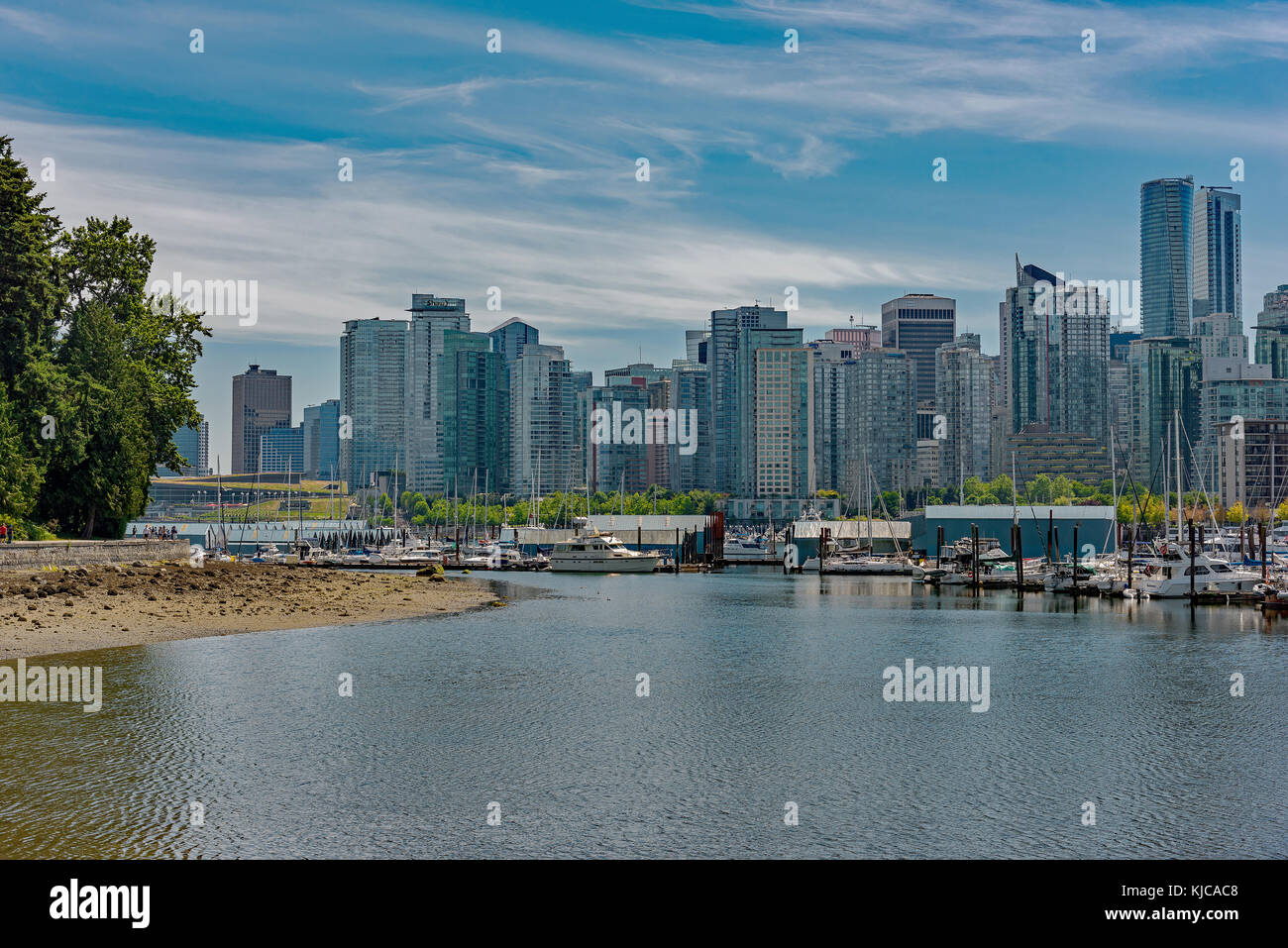 Lo skyline di Vancouver e marina da Stanley Park, Vancouver, B.C., Canada. Foto Stock