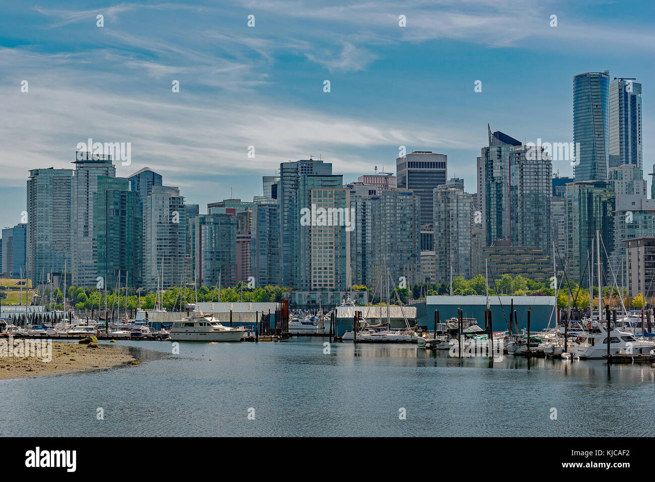 Lo skyline di Vancouver e marina da Stanley Park, Vancouver, B.C., Canada. Foto Stock