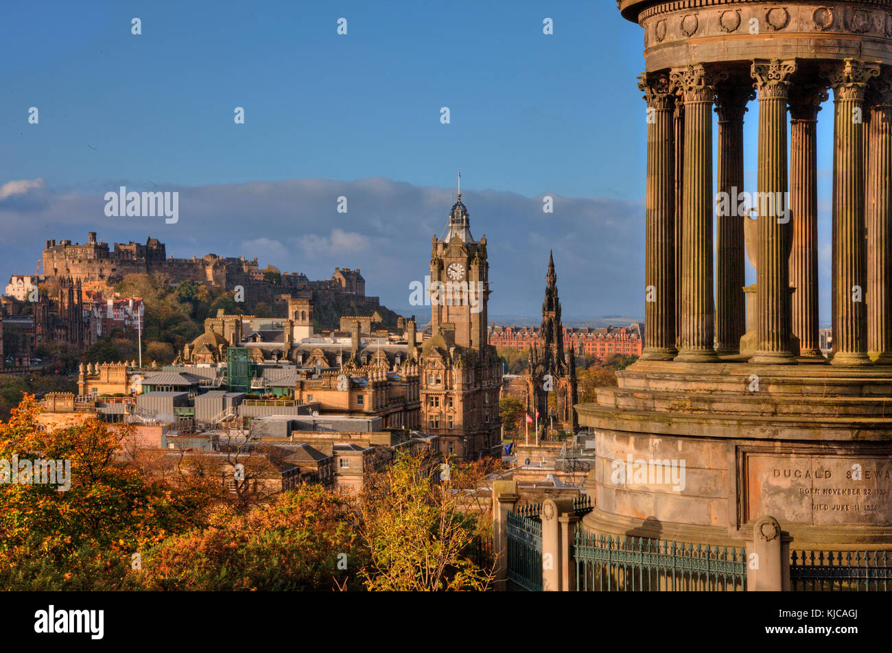 Vista autunnale della skyline di Edimburgo dal Carlton Hill, Lothian Foto Stock