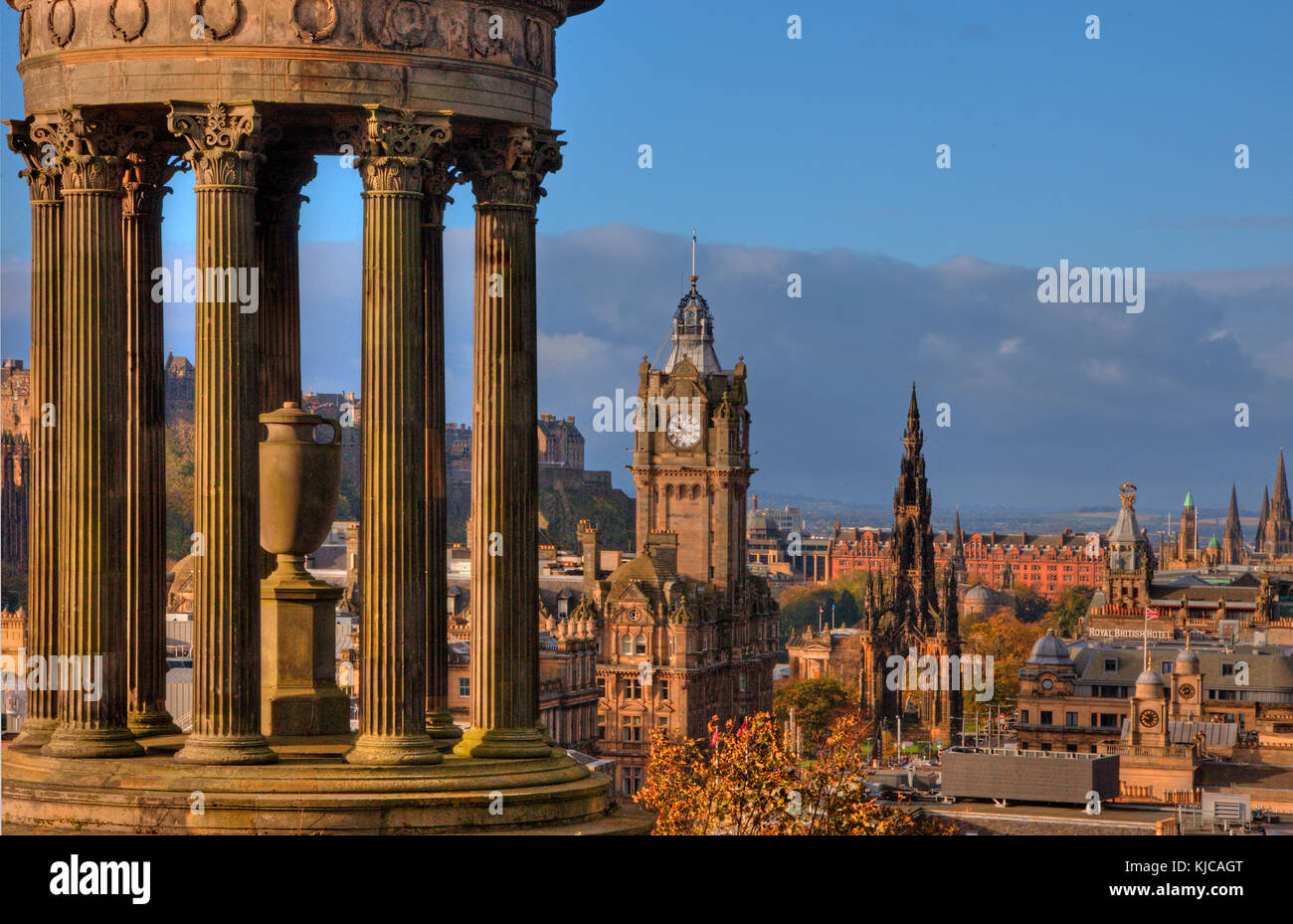 Vista autunnale della skyline di Edimburgo dal Carlton Hill, Lothian Foto Stock