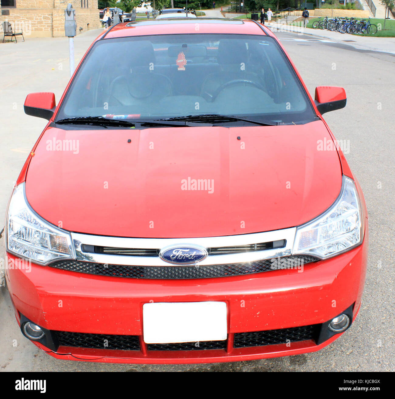 Questa immagine o riferimento riguarda una vettura Ford Focus dotata di una colorazione GFP rossa. La vettura fa parte del mercato automobilistico ed è probabilmente un modello con modifiche o caratteristiche distinte in termini di design esterno. Foto Stock