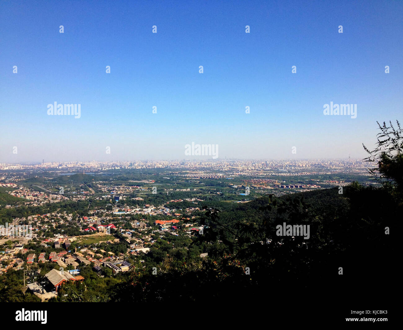 La vista della città di Pechino da Fragrance Hill offre una prospettiva panoramica del paesaggio urbano. L'immagine evidenzia il paesaggio urbano di Pechino e la bellezza naturale circostante, fornendo un contrasto tra città e natura. Foto Stock