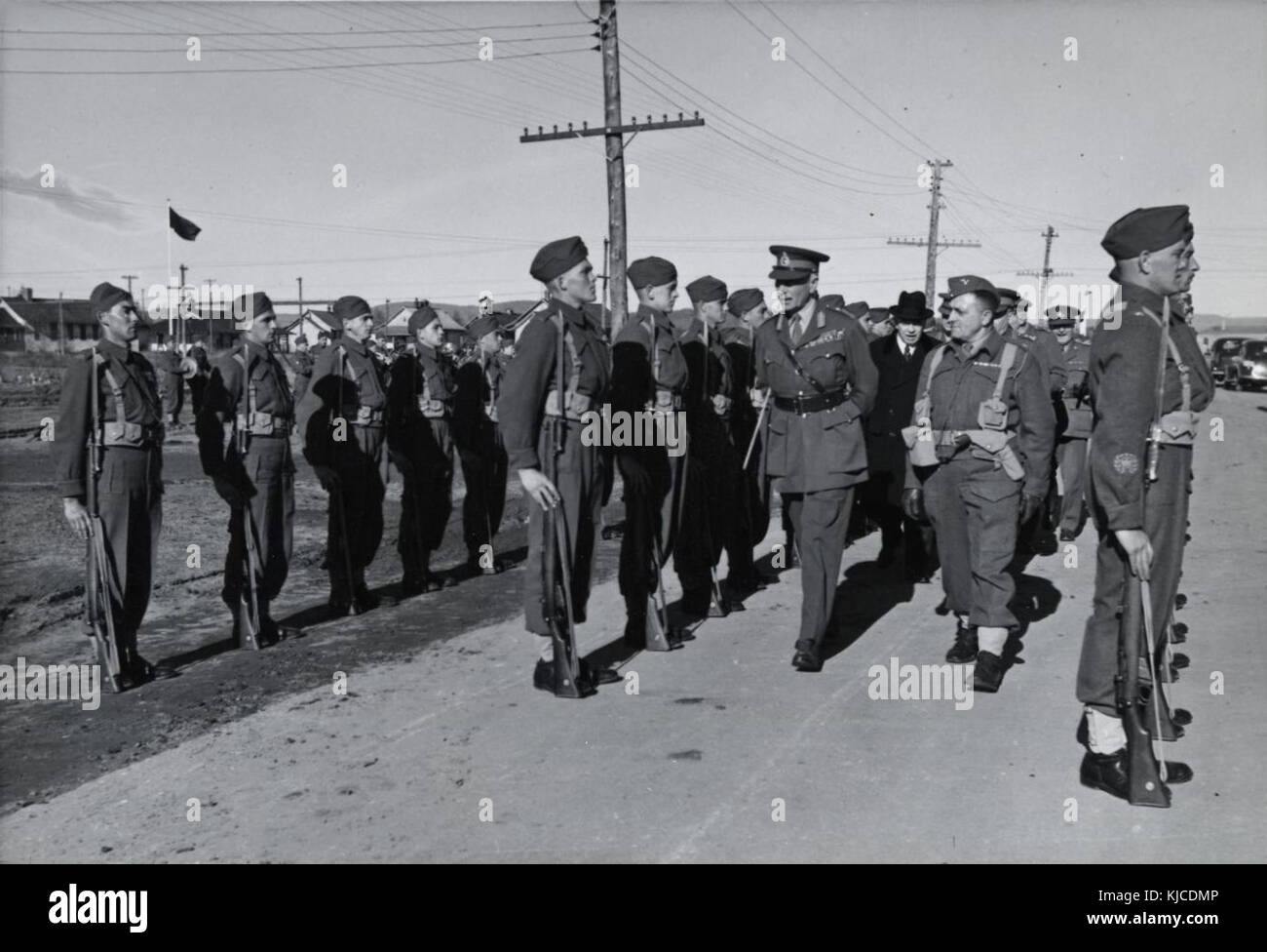 Comte d'Athlone et William Lyon Mackenzie King passant les soldats en revue Foto Stock