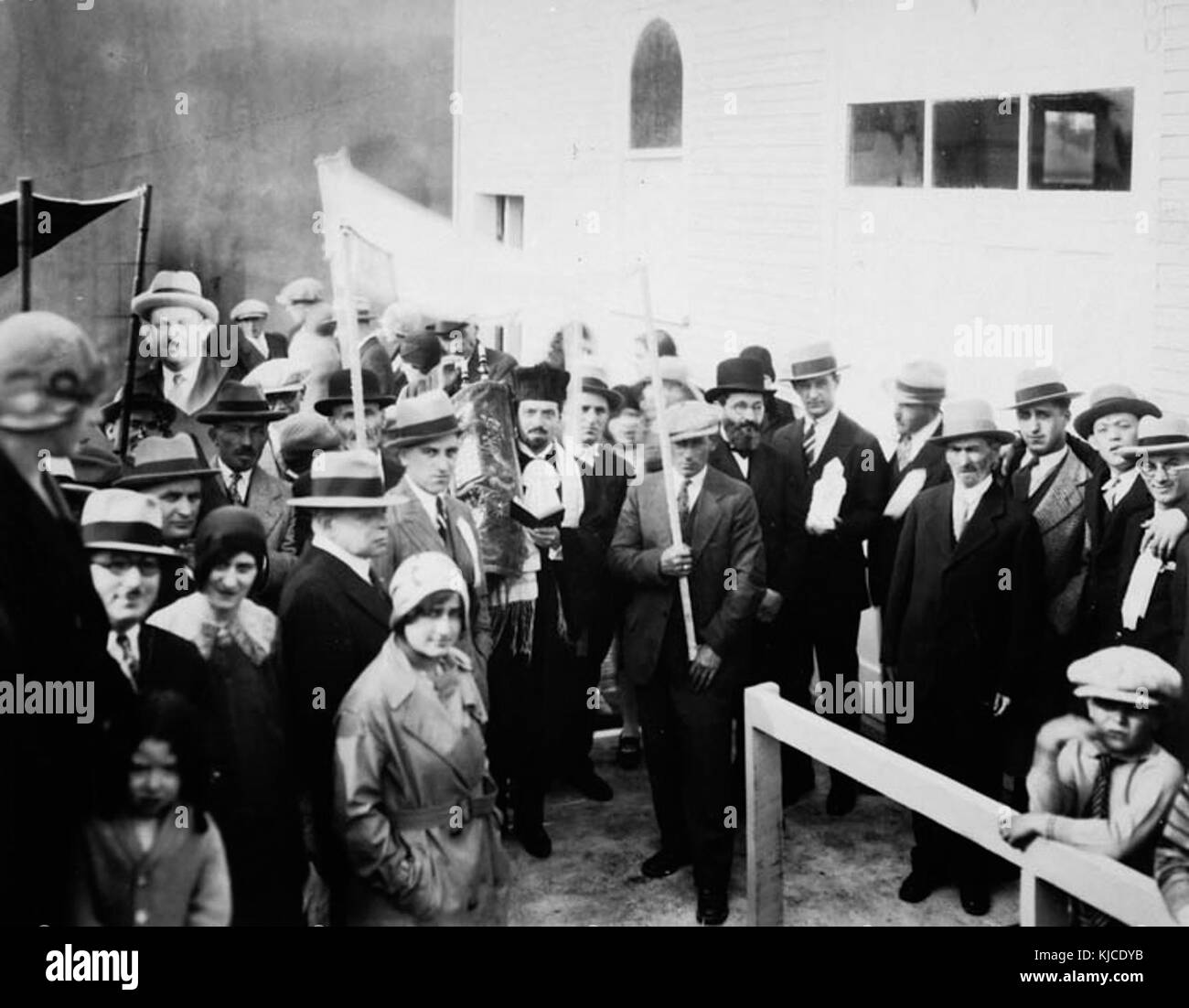 La cerimonia di inaugurazione di una sinagoga di nuova costruzione, che ne segna l'apertura ufficiale. Questo evento ha probabilmente coinvolto membri della comunità e leader religiosi, celebrando il completamento del nuovo luogo di culto. Foto Stock