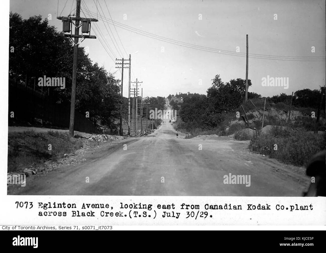 Eglinton Avenue, guardando ad est dalla Canadian Kodak Co. impianto, attraverso Black Creek Foto Stock