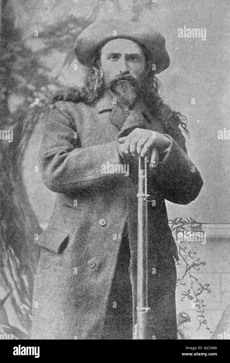 Pierre le Royer, un "coureur des bois" franco-canadese, è raffigurato in questa fotografia del 1889. Noto per il suo ruolo nel commercio e nell'esplorazione delle pellicce, l'immagine di le Royer riflette lo stile di vita e il significato dei cacciatori franco-canadesi nel commercio delle pellicce del XIX secolo. Foto Stock