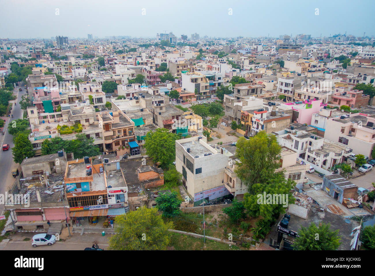 Jaipur, India - 20 settembre 2017: bella vista aerea di vecchi tetti di edifici in città in Rajasthan in India Foto Stock