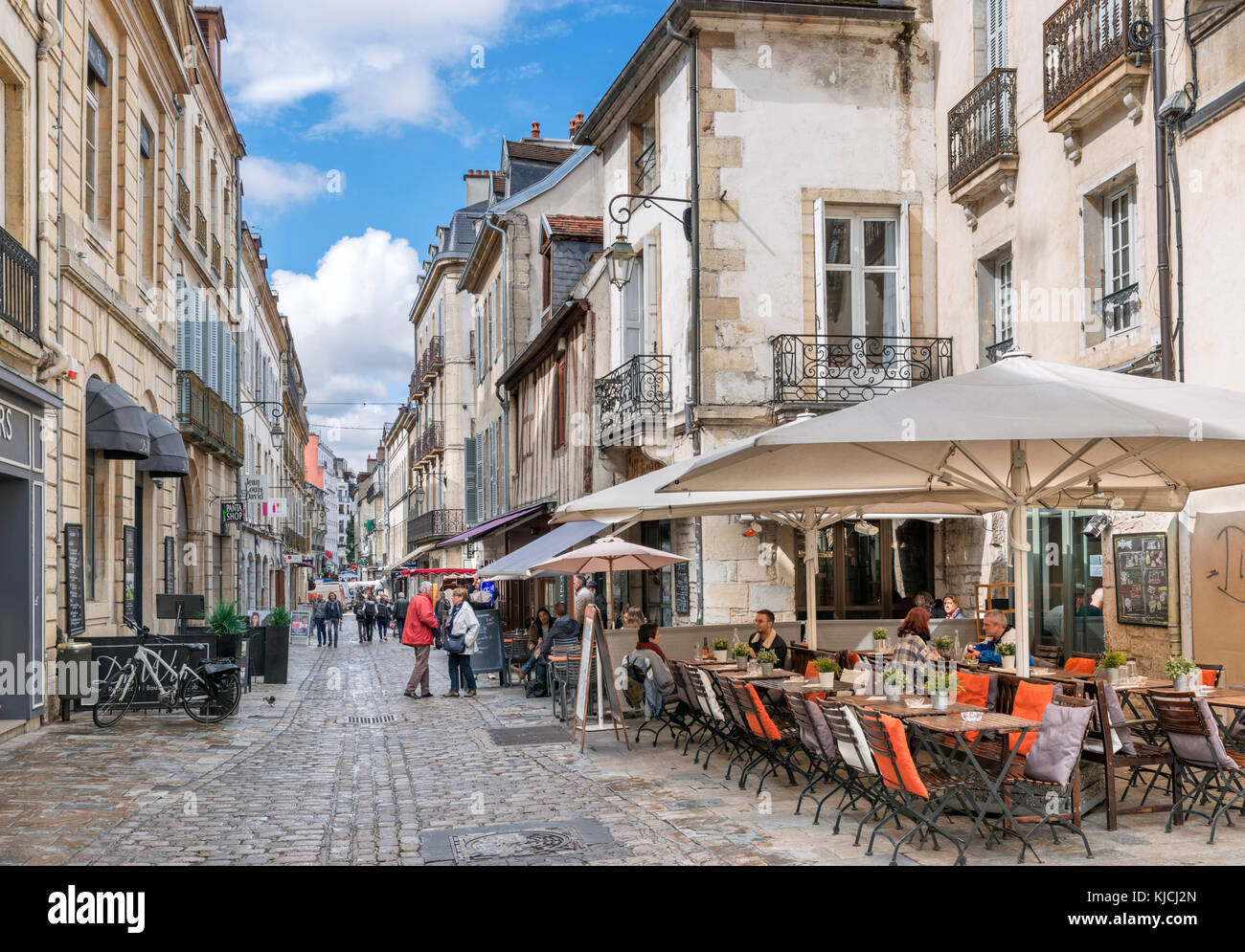 Cafe su Rue Musette nel centro storico di Digione, Cote-d'Or, Borgogna, Francia Foto Stock