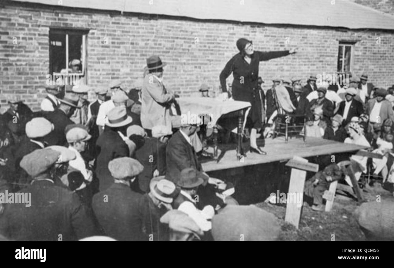 Annie Buller rivolgendosi a una folla prima dell'Estevan Riot Foto Stock