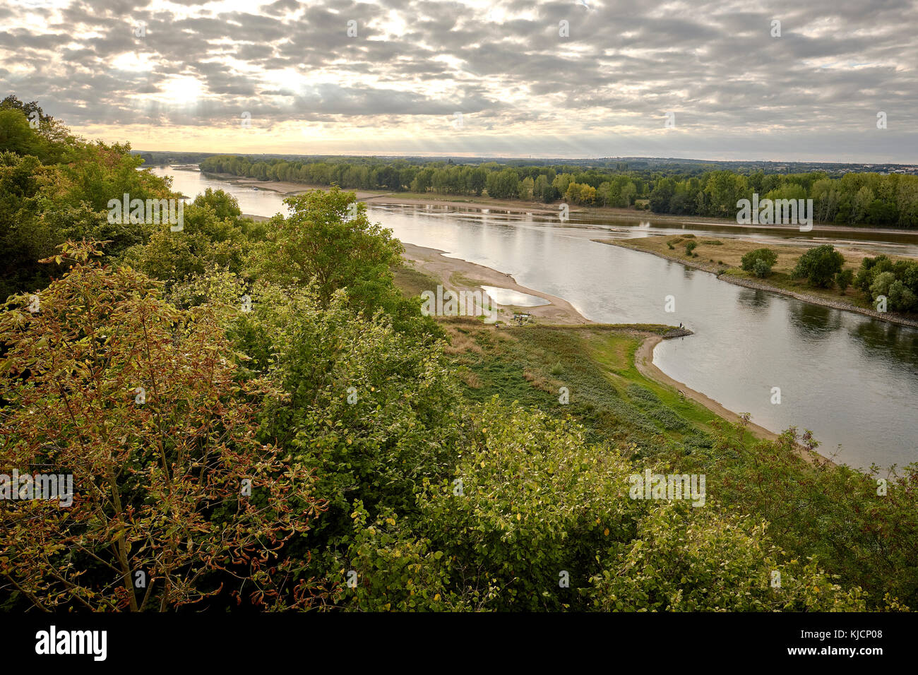 Vista da Saint Florent le Vieil guardando verso il basso sul fiume Loira nella Valle della Loira Francia Foto Stock