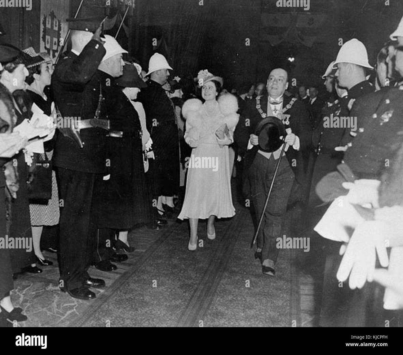 H.M. Queen Elizabeth con Rt. L'on. Mackenzie King e Sindaco Camilien Houde lasciando la stazione di Windsor Foto Stock