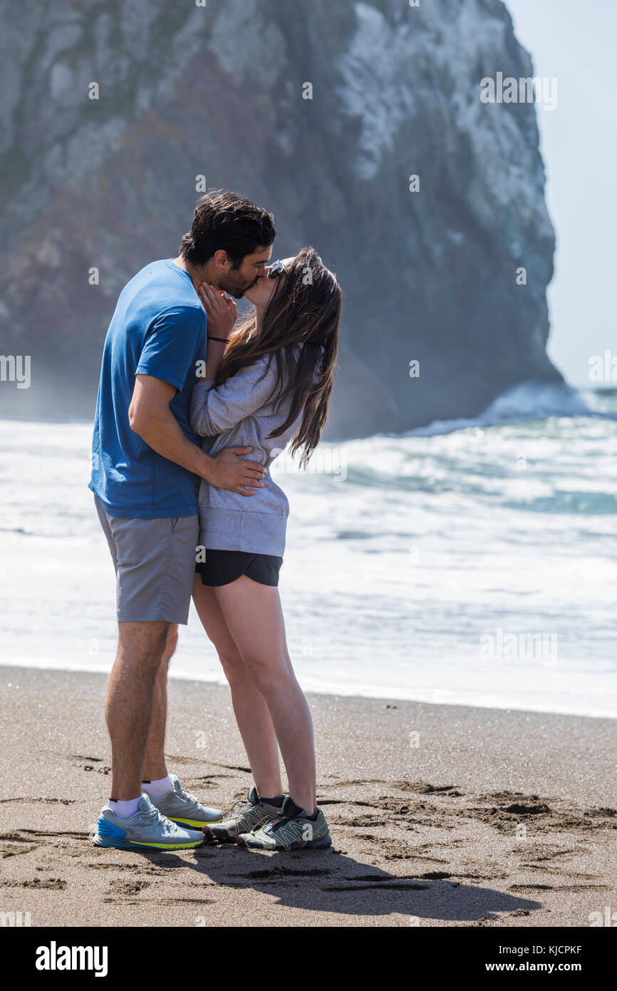 Giovane baciare sulla spiaggia Foto Stock