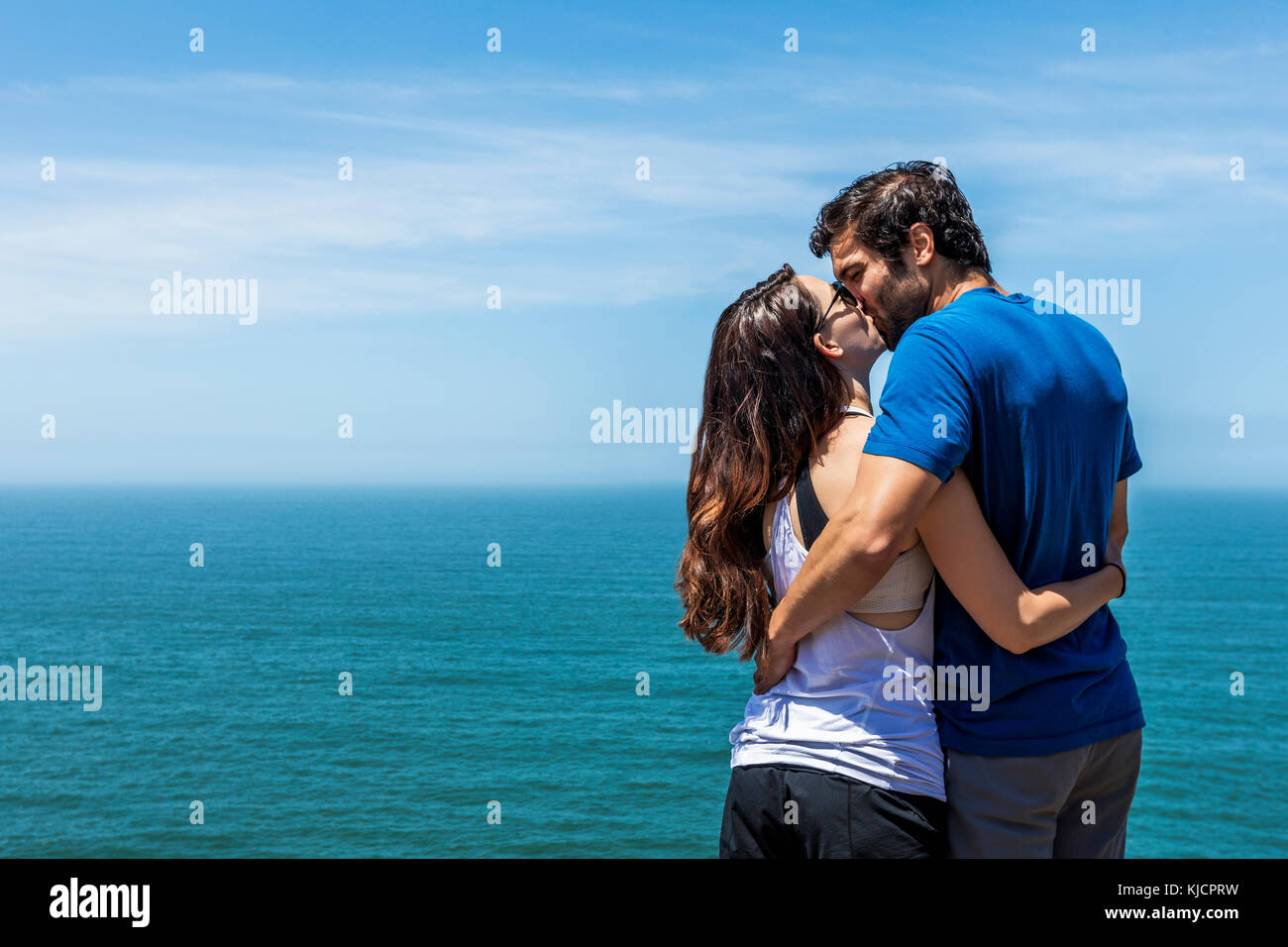 Giovane kissing vicino oceano Foto Stock
