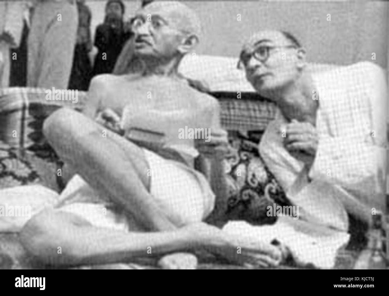 Mahadev Desai era uno stretto collaboratore del Mahatma Gandhi, noto per il suo ruolo di segretario personale e confidente. Nel 1942, Desai giocò un ruolo importante nel movimento Quit India, sostenendo la richiesta di indipendenza di Gandhi. I suoi contributi al movimento, insieme al suo lavoro nell'amministrazione e nella scrittura, furono significativi per la lotta per la libertà dell'India. Foto Stock