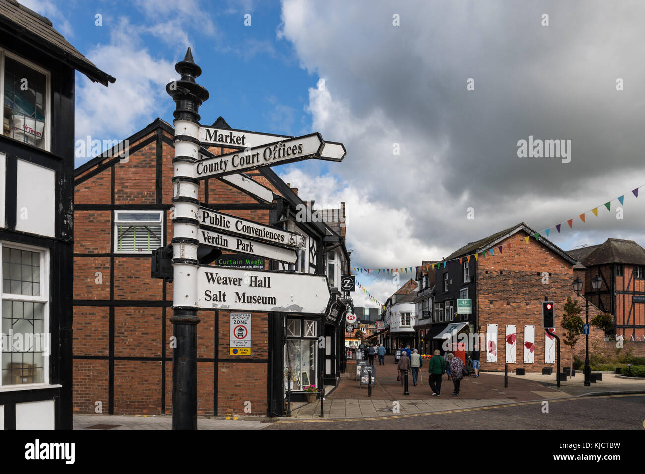 Cartello pedonale a High Street che mostra le indicazioni per i punti di interesse a Northwich, Cheshire, Regno Unito Foto Stock