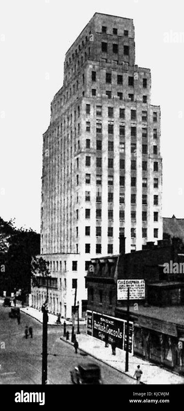 Il Ross and Macdonald Architects Building di Montreal, completato nel 1931, esemplifica gli stili architettonici dell'inizio del XX secolo. Noto per le sue linee pulite e gli elementi modernisti, l'edificio riflette l'evoluzione architettonica dell'epoca nelle città canadesi. Foto Stock