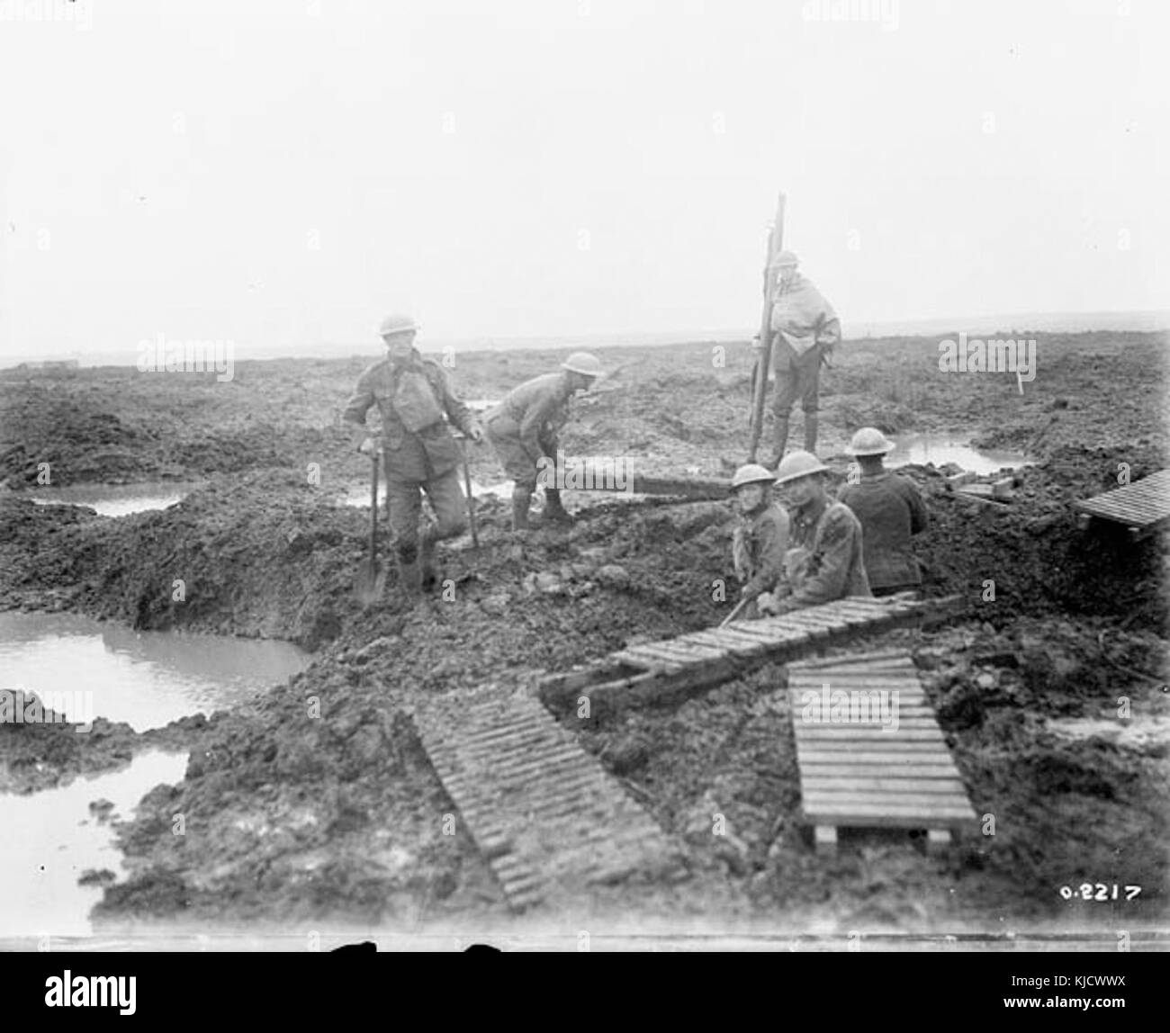 Seconda battaglia di Passchendaele posa di tappetini di trincea Foto Stock
