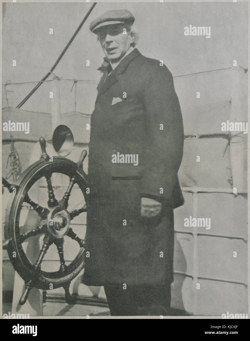 Questa immagine, intitolata "il vecchio capo all'Helm", raffigura una figura storica, forse un leader tribale o un capitano, che naviga su una nave, catturando un momento di leadership e tradizione marittima. Foto Stock