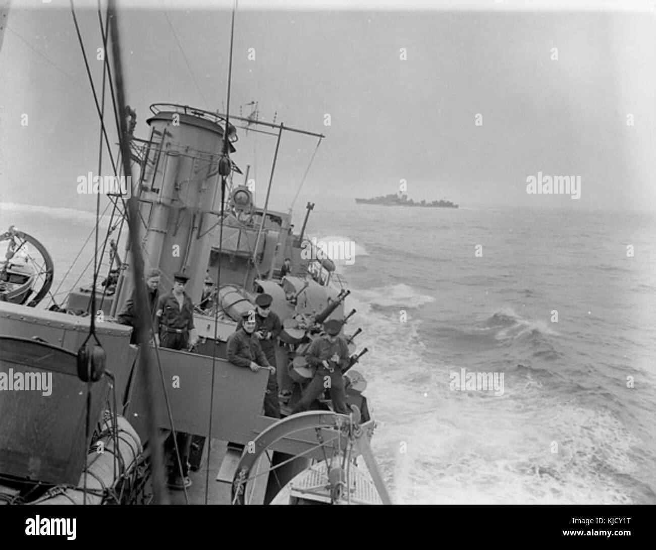 HMCS Assiniboine con convoglio HX180 Foto Stock