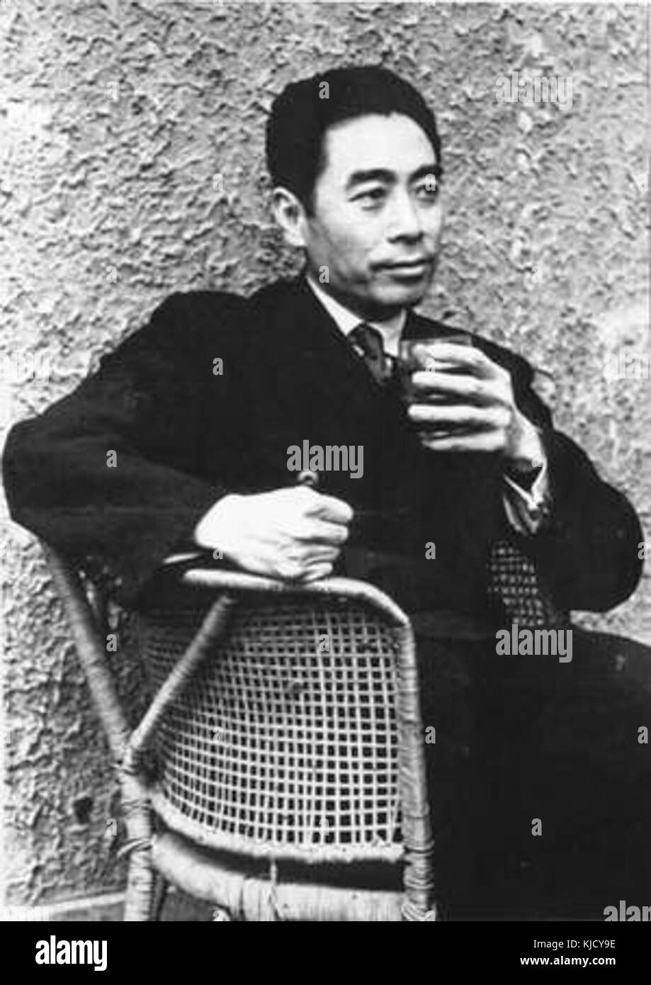 Zhou Enlai è catturato in questa fotografia del 1946 a Meiyuan Xincun, Nanchino. L’immagine documenta un momento importante nel periodo post-rivoluzionario della storia politica cinese. Foto Stock
