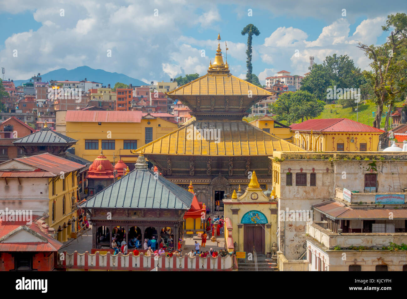 Kathmandu, Nepal ottobre 15, 2017: vista aerea del golden complesso tempio di Pashupatinath cremazione. chiese cappelle dedicate a Vishnu Foto Stock