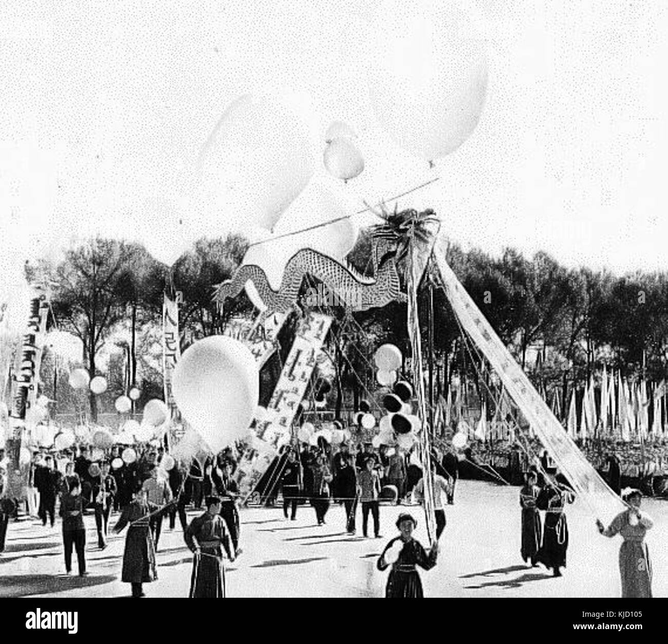 La Parata del decimo anniversario di Hohhot, Cina, commemora un decennio di successi culturali e politici, mostrando elementi culturali cinesi tradizionali e moderni. Foto Stock