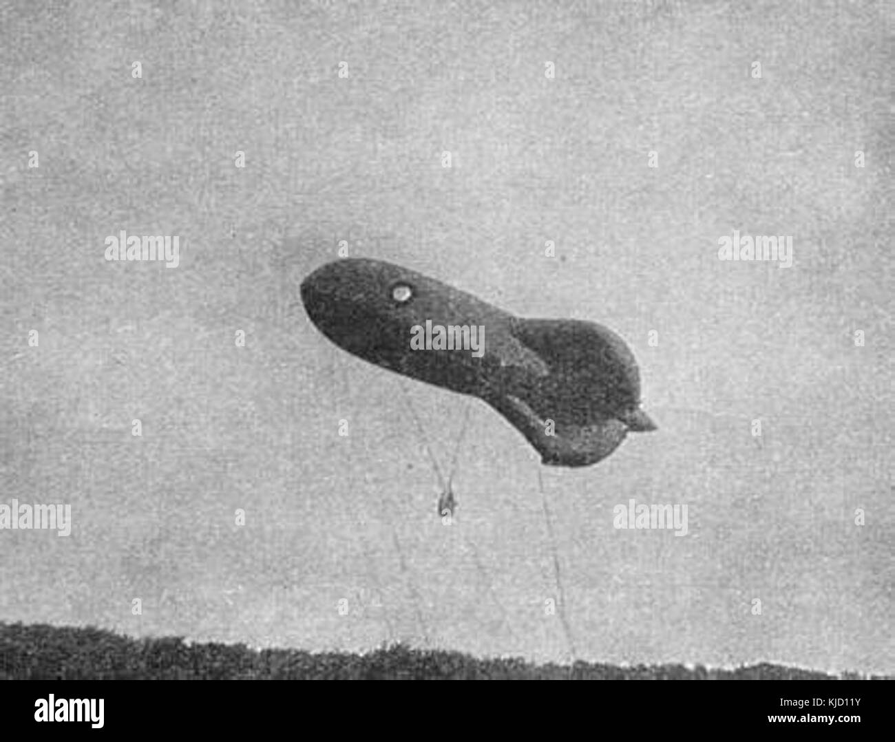 Il pallone di osservazione danese, risalente al 1930 circa, fu utilizzato per la ricognizione aerea. Era uno strumento importante per scopi militari, che consentiva l'osservazione dei movimenti e del terreno nemici dall'alto. Il pallone rappresenta uno sviluppo significativo nella tecnologia militare durante l'inizio del XX secolo. Foto Stock